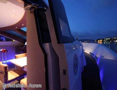 vedette-yacht-motor-aurora-exterieur